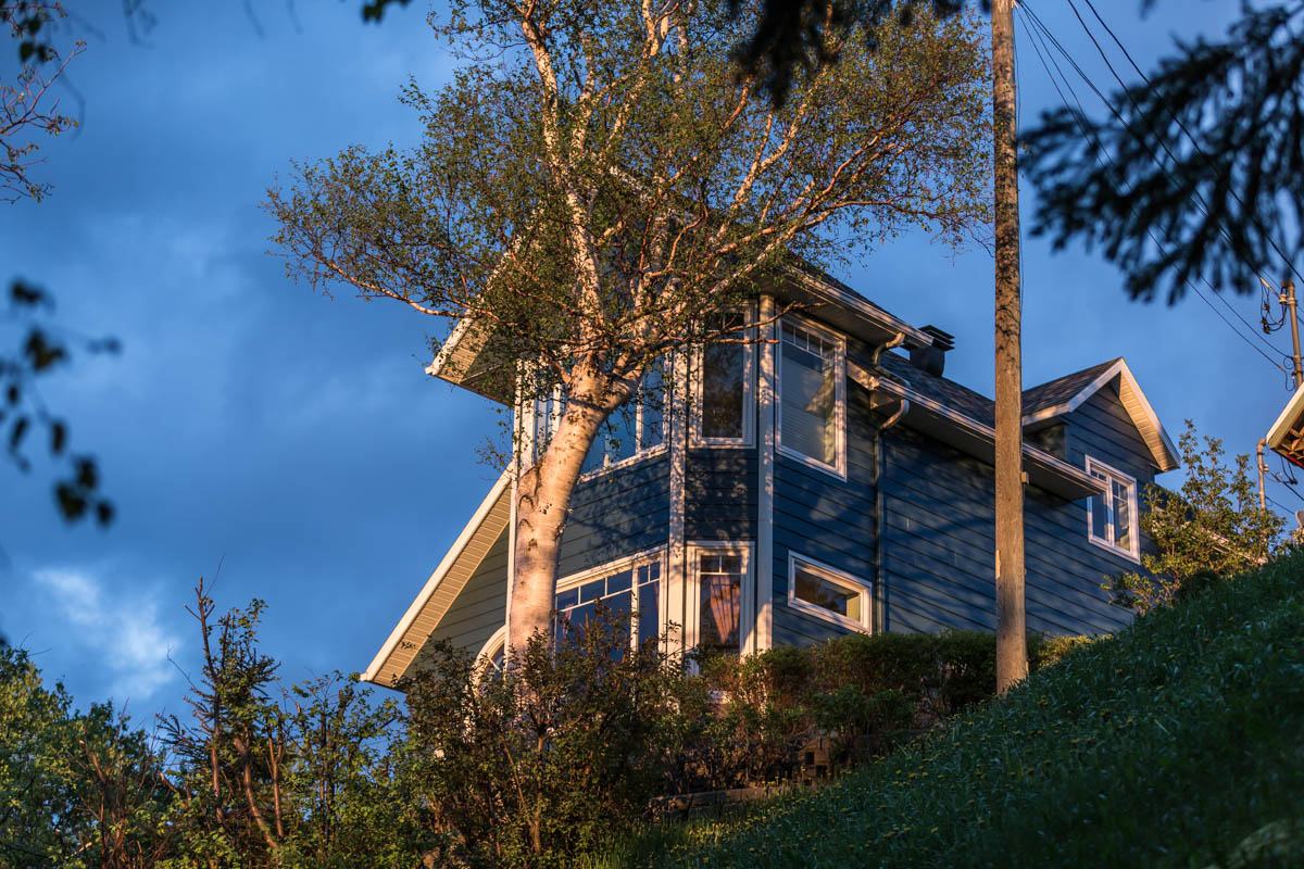 La maison dans la lumière du soir