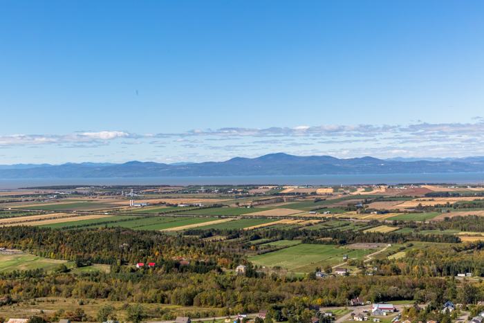 Panorama sur la plaine et le village