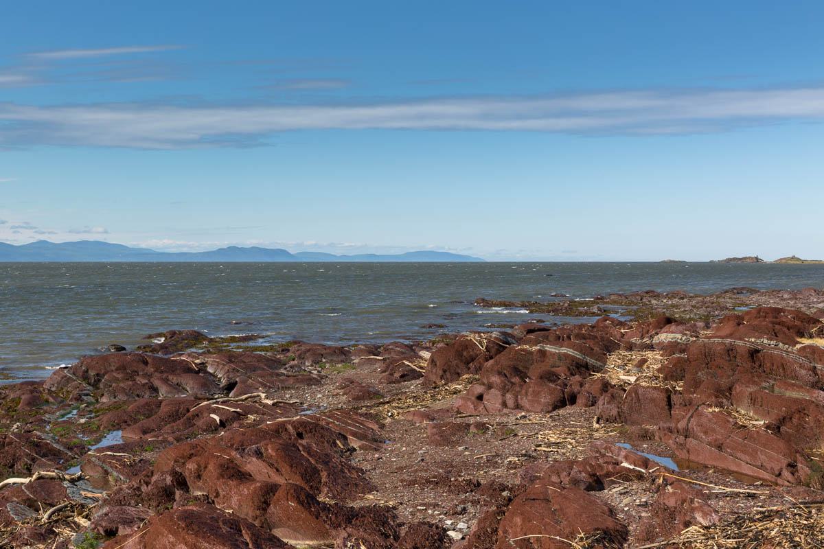 La grève et les montagnes de Charlevoix